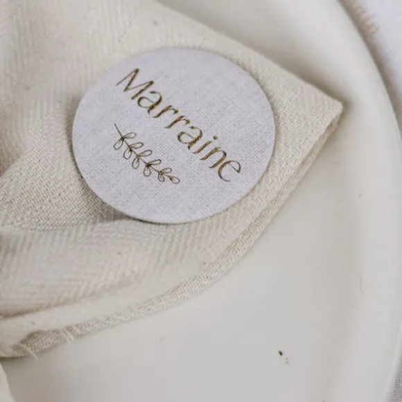 2 badges "Parrain / Marraine" - Diamètre 5 cm - Collection Communion Effet Lin et Or
